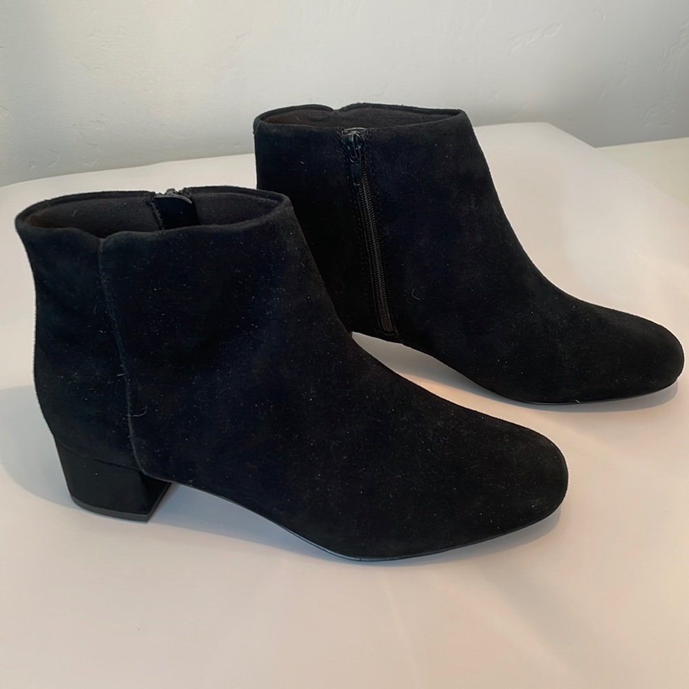 Clarks Chartli Lilac Black Booties size 7.5